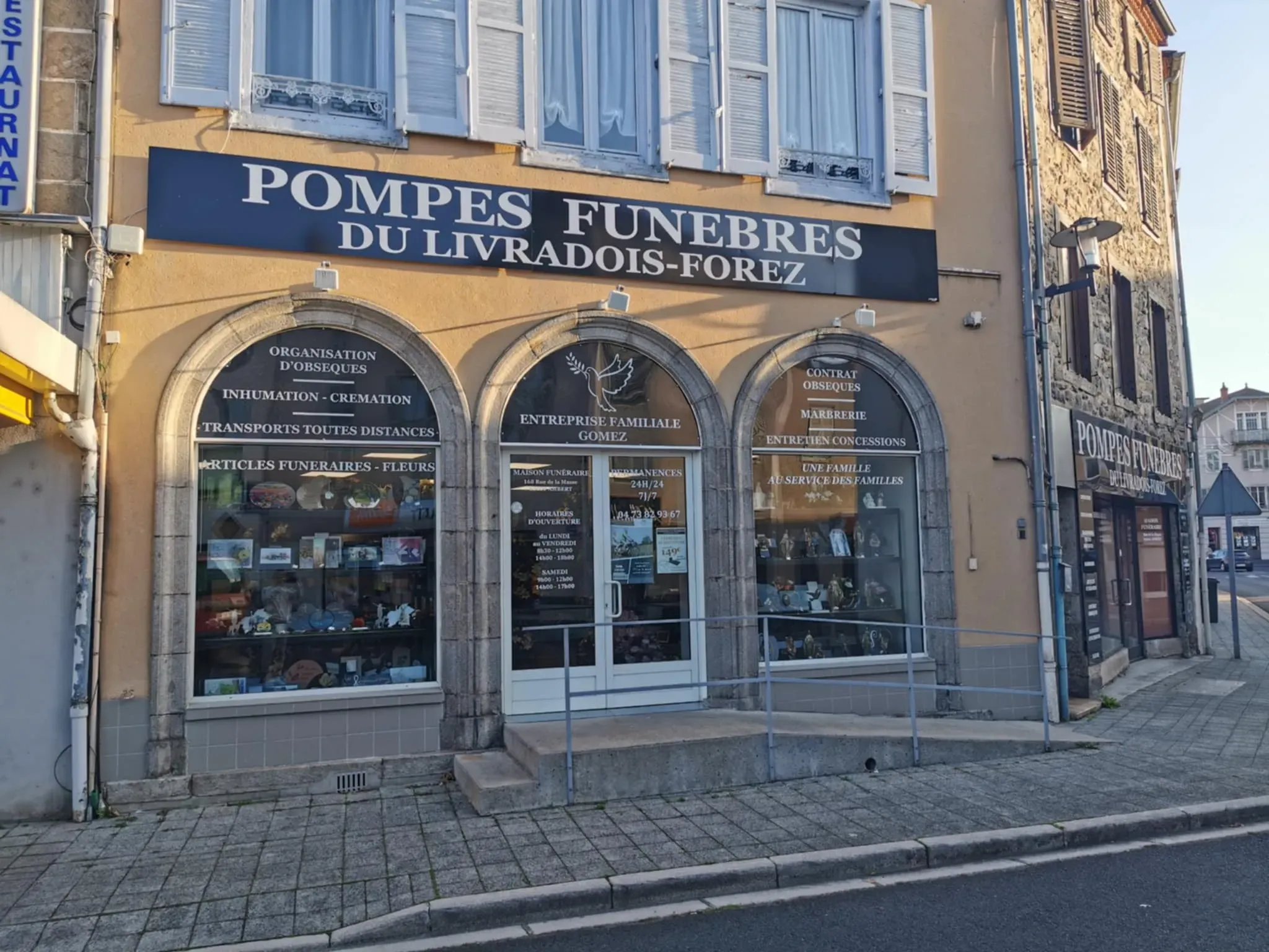 Façade en pierre de l'agence de Pompes Funèbres Gomez au Livradois-Forez.